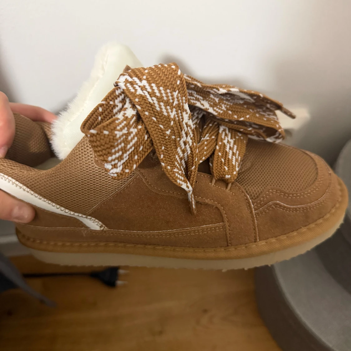 Bruna sneakers med fluffig plös - 1