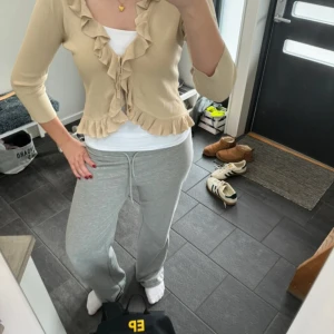 Volangkofta  - Såsåså söt kofta med volanger!! Passar till allt, nerklätt som uppklätt💕💕