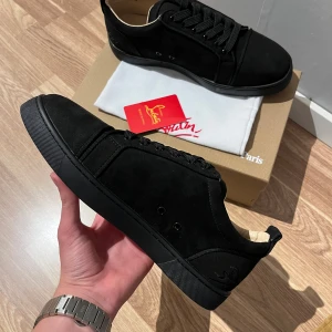 Christian Louboutin  - Riktigt snygga Christian Louboutin i helt nytt skick i storlek 44, allt i bilden följer med såsom det klassiska röda Louboutin kortes, även en dustbag till men dens text är lite faded, Skicka DM om frågor!! Priset kan diskuteras vid snabb affär!