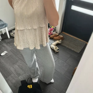Festtopp - Så snygg topp i beige och guld som är perfekt t fest!! 