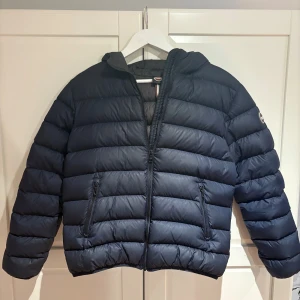 Colmar Jacka - Säljer nu denna fina marinblåa colmar jackan som är i väldigt fint skick. Storleken är 160cm alltså XS, nypris är 4899 mitt pris 2399. Hör av er vid frågor!
