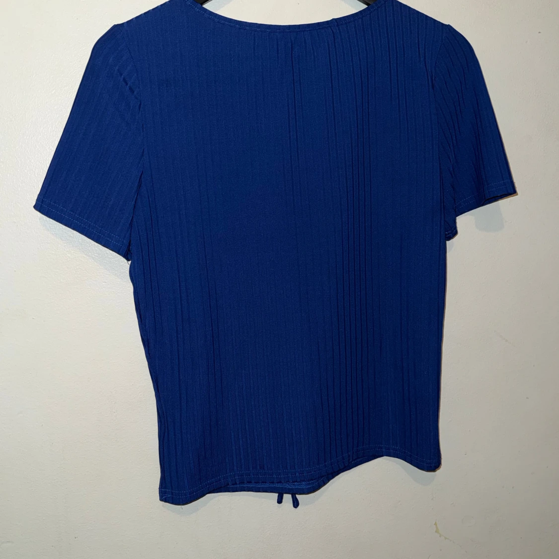 Blå ribbad topp med knyt - 1