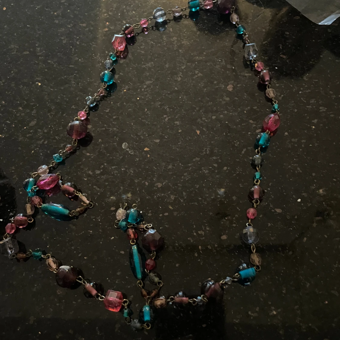 Färgglatt pärlhalsband i blått och rosa - 3