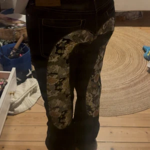 Evisu jeans - Snygga unika Evisu jeans som ser helt nya ut (bara trådar som man kan klippa av). Guld, unikt mönster som är detaljerat. Säljs pga för små för mig. Kan gå ner i pris för snabb affär!
