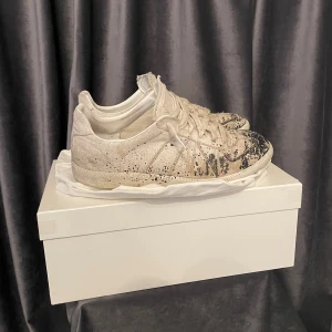 Maison margiela gats - Maison margiela gats paint splatter - skick 8/10, fint skick utan defekter! - storlek 41 - Box och dustbag medföljer vid köp✅- extremt snygga och eftertrakde skor! - hör av er vid frågor🙌