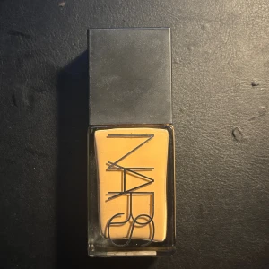 Nars light reflecting foundation  - Väldigt fin glowy foundation ifrån Nars i färgen Barcelona. En av de bästa foundations på marknaden men tyvärr passar inte denna min hudton. Ungefär 90% kvar av produkten. Köptes på kicks för 665kr. (30ml)