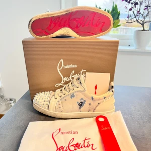 Christian Louboutin skor - Säljer dessa feta unika skor från Christian Louboutin som har använts i någon månad, har hållt i perfekt skick men tvättar såklart vid köp🤩 Storlek 43 som man ser på sista bilden. Ifall nu undrar över något svarar jag gärna🤗