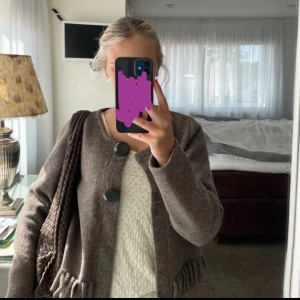 Så fin kofta! - Säljer min fina kofta med fransar längst ner! Inga defekter❤️