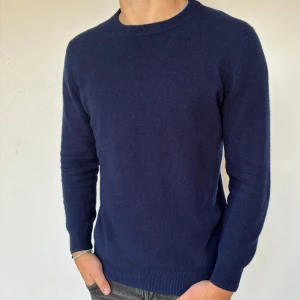 Kashmir tröja - Mörkblå Kashmir Tröja | Storlek M | Modellen är 177cm lång, passar lite längre | Endast testad, skick 10/10 | Hör av dig vid frågor🌟