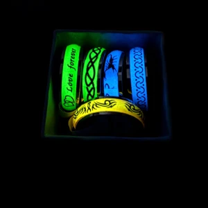 Lysande ringar - Ringar i storlek 21 som lyser i mörkret efter att ha laddats med ljus. Finns i olika färger, och vissa ändrar färg när det blir mörkt. En stilren och unik detalj som drar blickarna till sig både dag och natt.