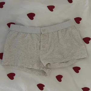 Ljusgrå mjukis shorts!!🫰🏽 - endast provade och är i super fint skick!! De är väldigt små i storleken, det är i storlek XS men skulle säga att de är i XXS💞