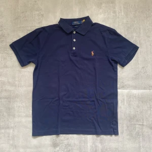 Mörkblå Polo Ralph Lauren pike  - Jag Säljer en fet pike från Polo Ralph Lauren| skicket på tröjan är bra 8/10 | storlek M | ny pris 2000: mitt pris är 349 | skriv vid frågor och funderingar       