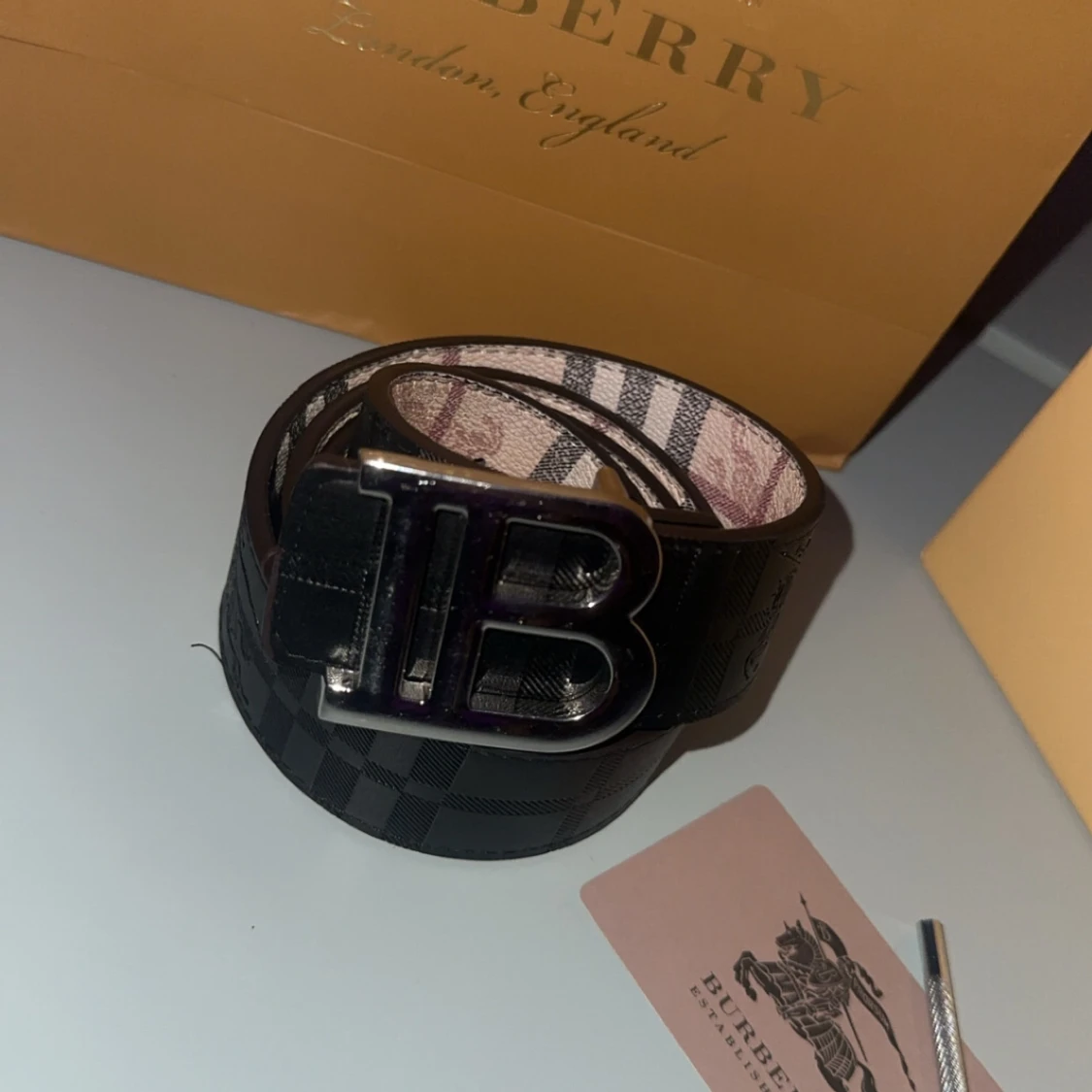 Rutig Burberry bälte med silverdetaljer - 1