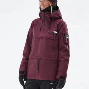 Dope skid jacka - Vinröd Dope jacka, väldigt bra skick, inga skador, Liknar den modellen på första bilden fast med vita detaljer ist för svarta💕