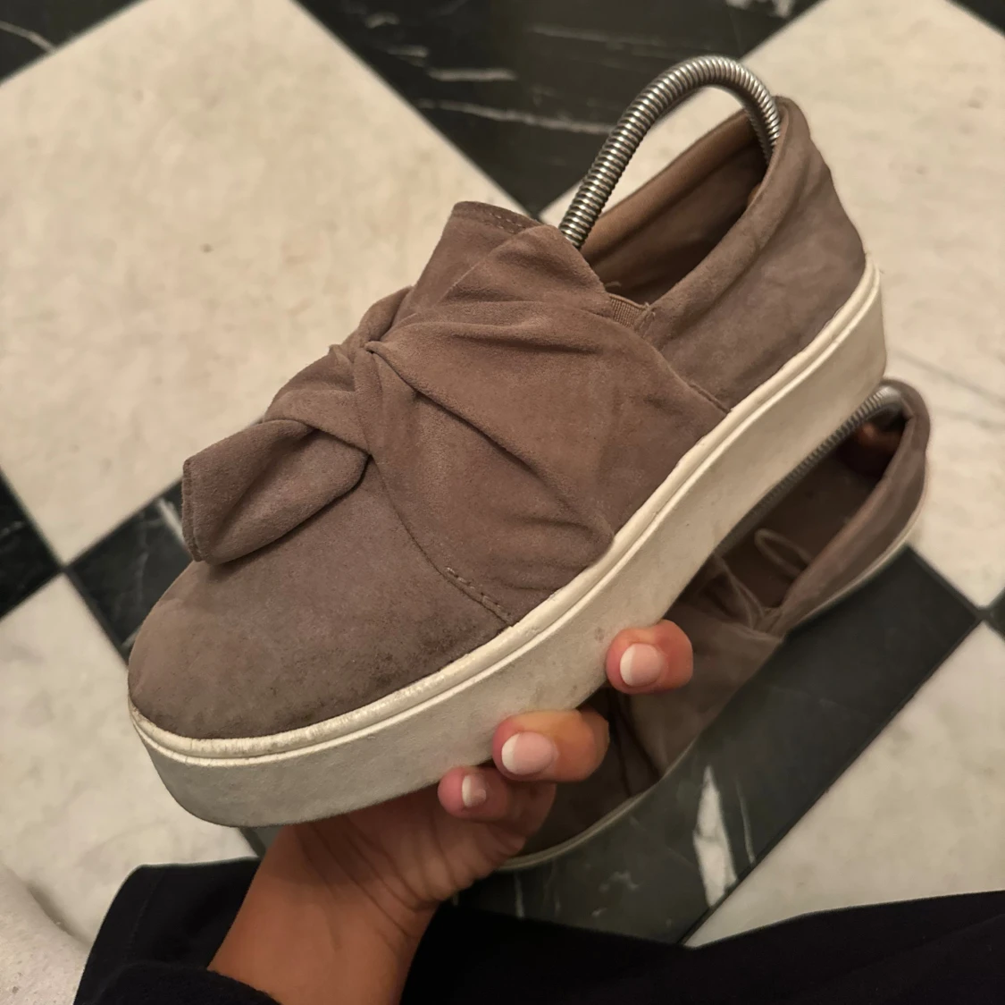 Beige mocka sneakers med rosett - 3