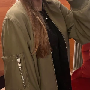 Olivgrön jacka från Whyred  - Säljer en olivgrön bomberjacka med klassisk ribbad mudd vid midja och ärmslut. Från Whyred nästan oanvänd och passar jätte bra nu till hösten ❤️