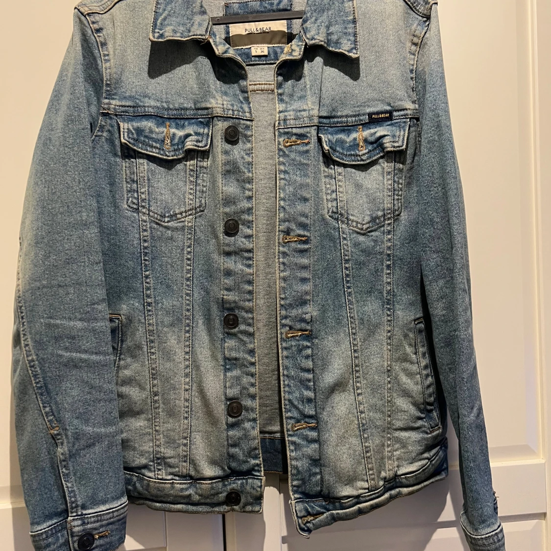 Blå jeansjacka från Pull&Bear