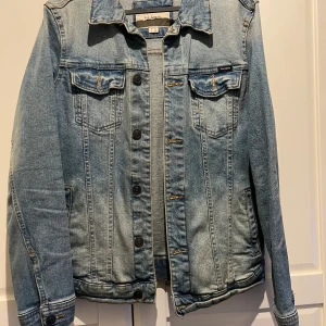 Blå jeansjacka från Pull&Bear - Knappt använd