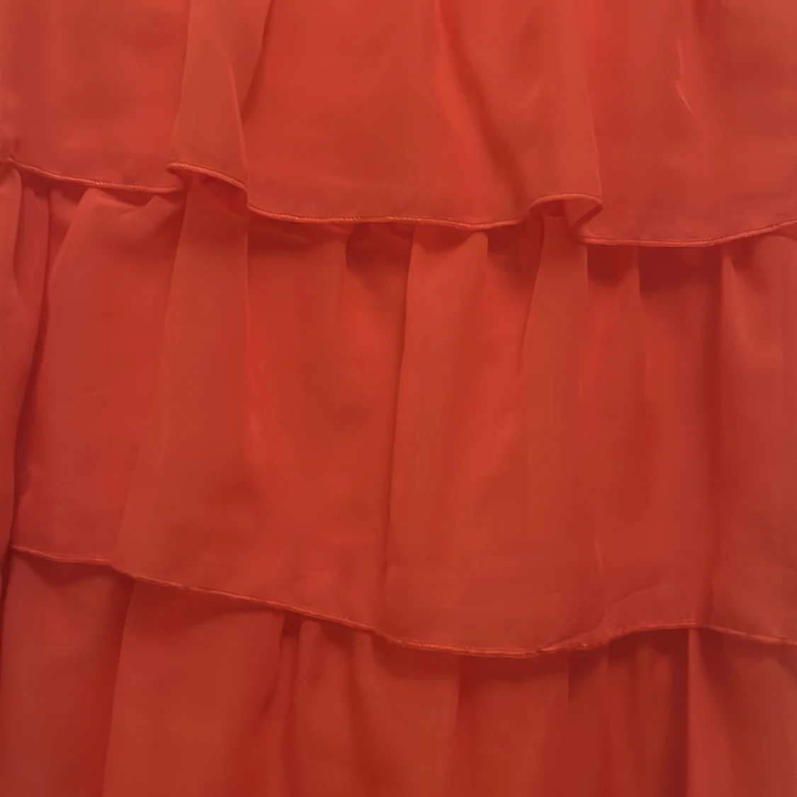 Korallfärgad volangklänning - 2