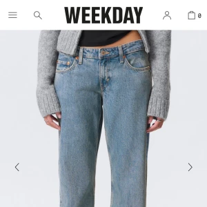 Jeans från weekday  - Trendiga jeans från weekday, dom är raka i modellen och är storlek 24/30. Jag är 165cm och dom är några cm för korta så skulle säga att dom passar dig som är 160 eller kortare i längde. Dom är använda men i väldigt bra skick. Skriv om det är något ni undrar över😊❣️köparen står för frakten 
