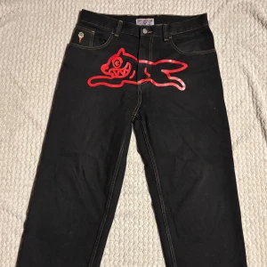 BBC Running dogs double scoop - Billionaire Boys Club "Black & Red Ice Cream Running Dogs Double Scoop" Jeans - Size 32/32  Stylish pair of BBC Ice Cream jeans featuring the iconic red running dog graphic across the front. - Black denim with contrast stitching and signature Ice Cream details. Size: 32/32 (Wide fit) Excellent condition - clean, minimal wear. Perfect for streetwear fans and collectors of Pharrell's original BBC/Ice Cream pieces!
