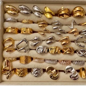 Alla som köper minst 2 ringar får en slumpmässig vald ring på köpet. - Alla som köper minst 3 ringar får en slumpmässig vald ring på köpet. Vid köp över 4 ringar får man välja ringen som kommer på köpet.  OBS! Det finns endast begränsat antal ringar. 🛍️🛍️(styck pris)