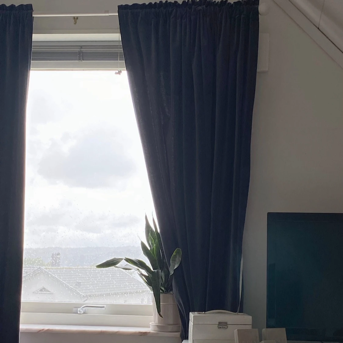 Mörkgråa sammetsgardiner