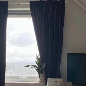 Mörkgråa sammetsgardiner  - Säljer mörkgråa sammetsgardiner från Ikea. Väldigt fint skick och är ca 200cm långa 