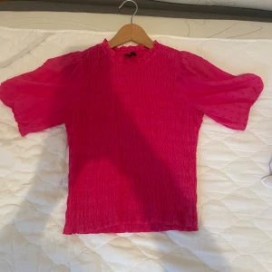 Rosa blus - Rosa blus med puffiga armar köpt här på plick, oklart vilket märke!❣️