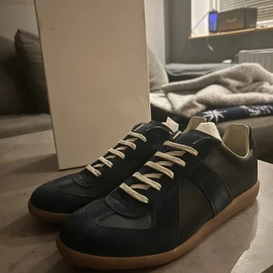 Maison margiela/KVITTO FINNS - Helt nya. Aldrig använda, men boxen har tagit lite skada, kan skicka bild vid intresse. Säljer dessa då de var för stora. Köpta från maison margiela. Box och kvitto finns pris går att diskutera vid snabb affär.