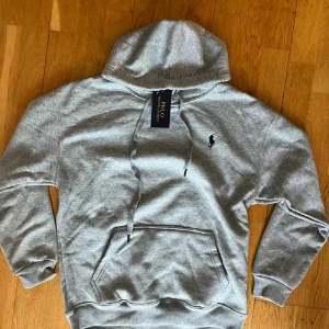 Ralph lauren hoodie - Ej använd. Inga skador. Storlek L men sitter som M/S.  Snörena längre än kinesiska muren men de inte mitt problem