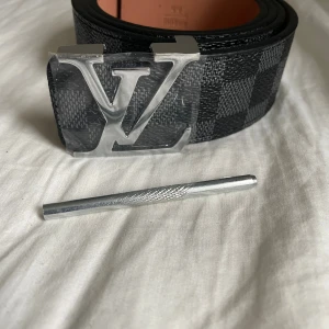 Louiss Vuitton bälte  helt ny  - Louiss Vuitton bälte  helt ny och hålgörare ingår   helt ny är de väldigt snygg med fina detaljer följ gjärna våran TikTok Scandinavia_market