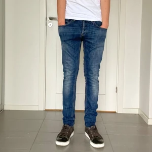 Dondup George Jeans  - Säljer nu dessa snygga Dondup George jeans, skriv för fler bilder/frågor🙌🏼