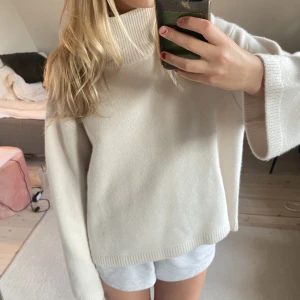 Kashmir tröja  - Säljer den här så fina Kashmir polo tröjan från hm som jag knappt har använt ❤️ Köpt för 1800kr, storlek M. Jätte fin och bra skick, super najs material också.