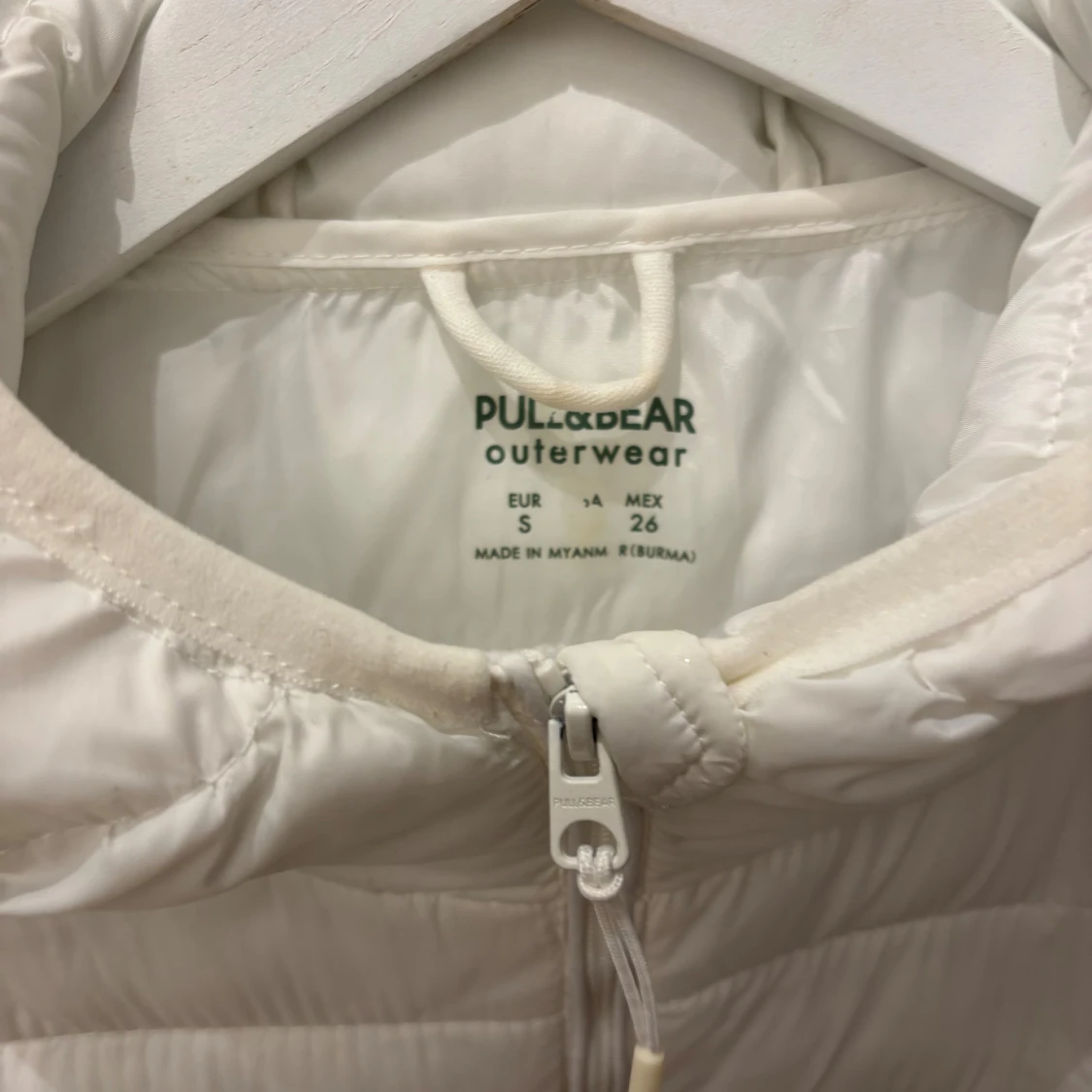 Vit pufferjacka från Pull&Bear - 1