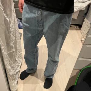 Wrangler ljusblå raka jeans - Ljusblå jeans från Wrangler med klassisk femficksdesign och loose passform. Tillverkade i robust denim. Längd: 109cm Midja: 49 cm men med bälte sitter de fint som i bilderna