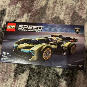 LEGO Speed Champions Lamborghini Lambo V12 Vision Gran Turismo 76923 - Säljer ett nytt och oöppnat LEGO Speed Champions set: Lamborghini Lambo V12 Vision Gran Turismo (76923). Perfekt för bil- och LEGO-entusiaster, rekommenderas från 10 år. Kartongen är i fint skick utan synliga skador.