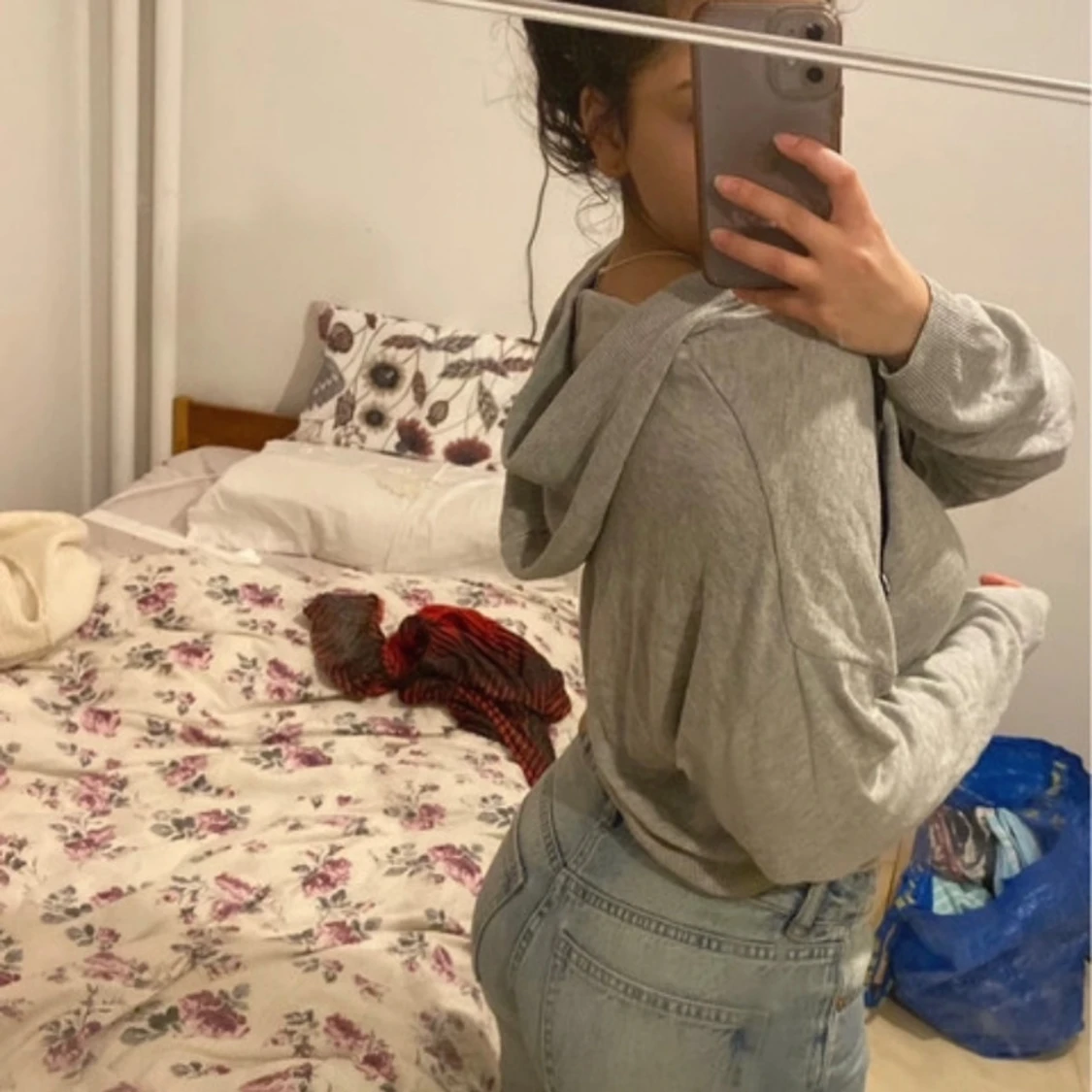 Grå croppad hoodie med tryckband - 2