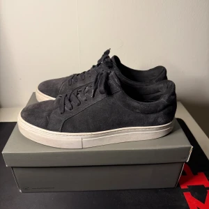 Vagabond Paul 2.0 - Stilrena sneakers i mörkblå mocka.Använda sparsamt – i fint skick utan slitage. Nypris: 1400kr, köpta på Scorette