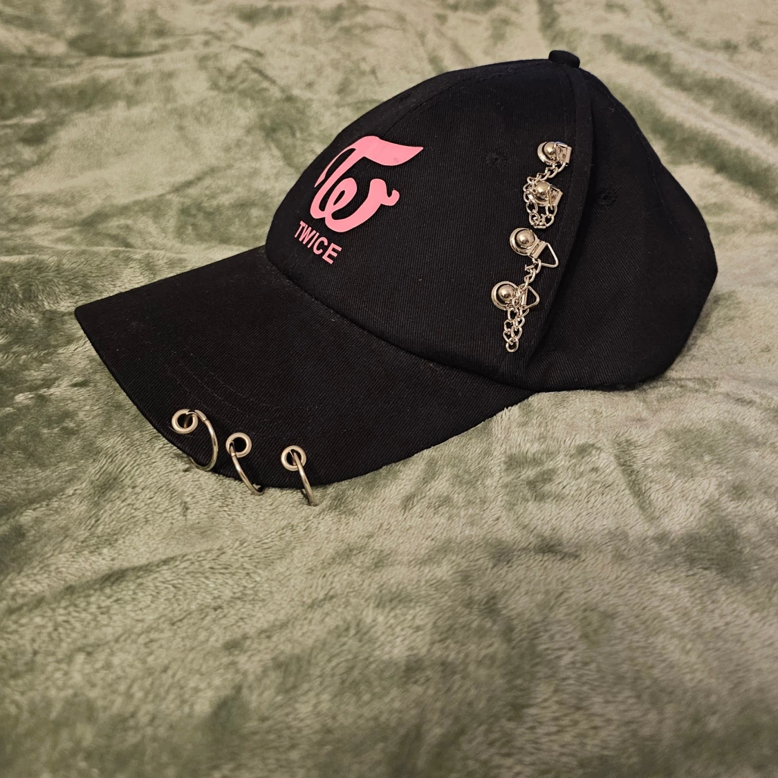 Svart TWICE keps med kedjor och ringar - 2