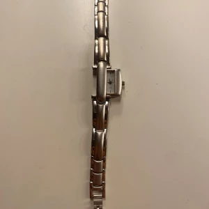 Silver armbandsklocka QUARTZ - Säljer denna silver klockan. Klockan har en modern och clean look som passar dig som gillar enkla detaljer.