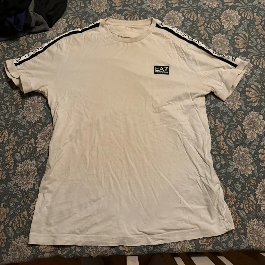 Vit EA7 t-shirt med logga