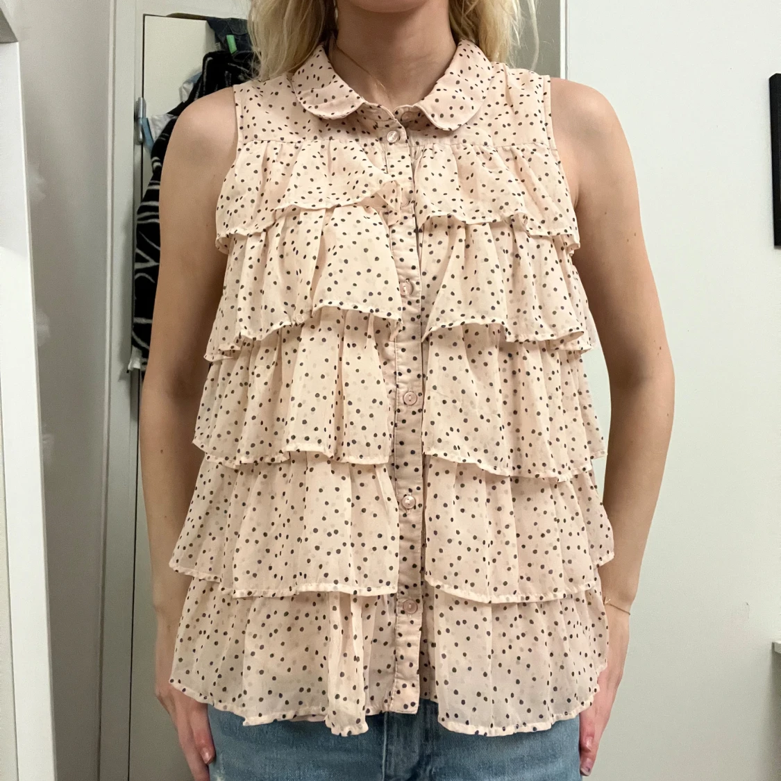 Prickig volangblus i ljusrosa