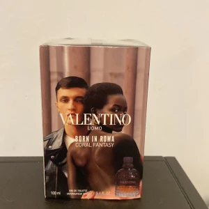 Valentino Born In Roma Coral Fantasy - Trendig parfym från Valentino, Born In Roma Coral Fantasy. Flaskan innehåller 100 ml Eau de Toilette. Perfekt för dig som vill sticka ut med en modern doft. Helt oöppnad och köpt på Arlanda i somras