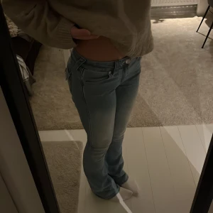 Ljusblå bootcut jeans från true religion - Säljer mina true religion jeans då jag inte använder dom längre! Använda fåtal gånger. Jag är ungefär 170 (med långa ben). Det är modellen Becca och jag har storlek 25. Hör av er vid mer info! 💘 säljer för 850 men pris kan diskuteras och sänker priset lätt!🫶🏻