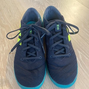 Inne fotbollsskor adidas - Futsal skor turkos/mörkblå från adidas      storlek 36 2/3 använda några gånger men säljer eftersom dom är för små
