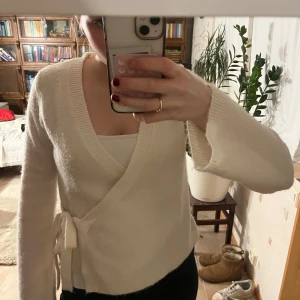 Vit omlottkofta - Säljer denna populära tröjan från Gina tricot. Storlek M men passar även S. Ny utan prislapp. Det går bra att använda köp nu💕