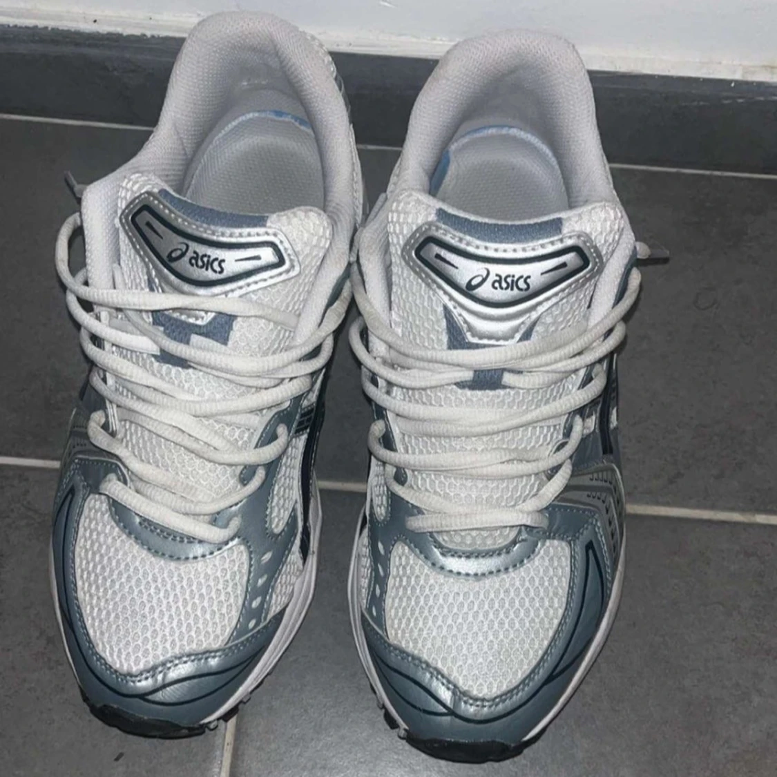 Vita och grå Asics sneakers