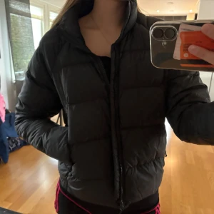The North Face - north face jacka, den har haft ett north face tryck på framsidan i plats bokstäver som lossnat med tid så tog bort hela märket så de syns inte alls längre, är st M men skulle säga xs/s