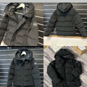 Svart pufferjacka Canada Goose - Svarta pufferjacka från Canada Goose med huva och emblem på ärmen. Jackan har dragkedja och knappar framtill, samt quiltad design som ger en schysst look. Perfekt för kalla dagar och har en modern, clean vibe. De är perfekta  för en kall vinterdag. Olika modeller. 2499